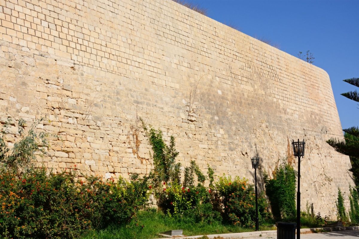 The city's secrets on a wall walk