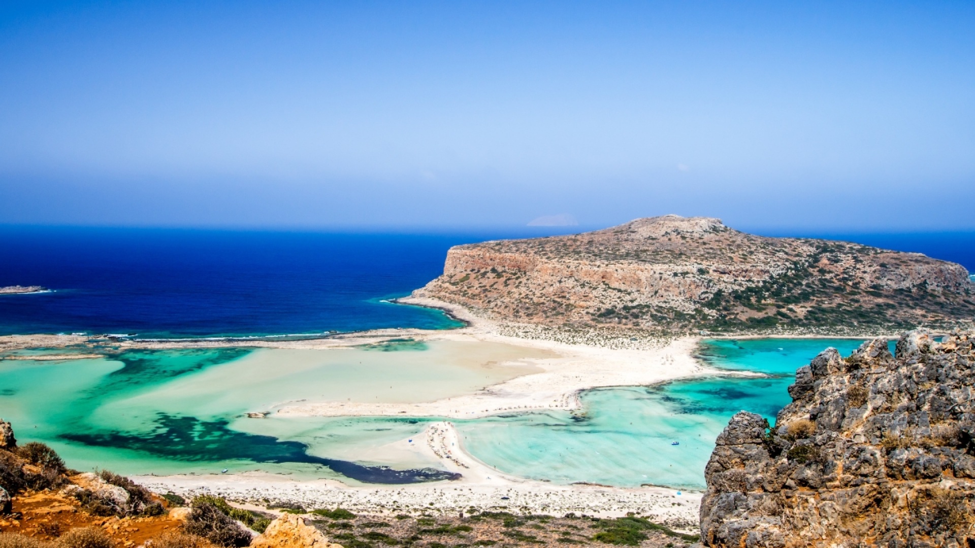 Οι πρώτες ακτίνες του ήλιου: Ο απόλυτος οδηγός για τις καλύτερες παραλίες της Κρήτης την άνοιξη
